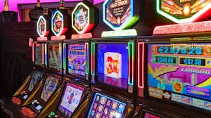 Dealer menunjukkan kartu di meja Free Bet Blackjack